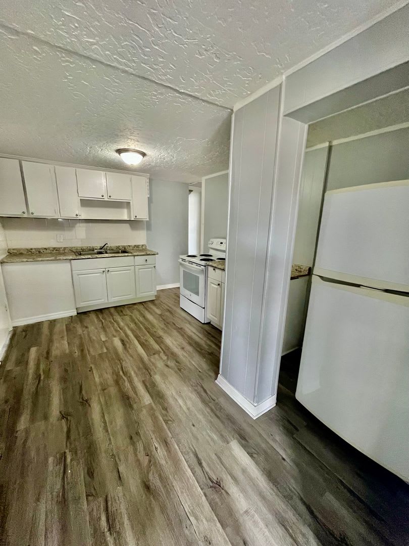 Spacious Remodeled 6BR/1BA Home with Fenced Backyard in Winter Haven! – photo 3