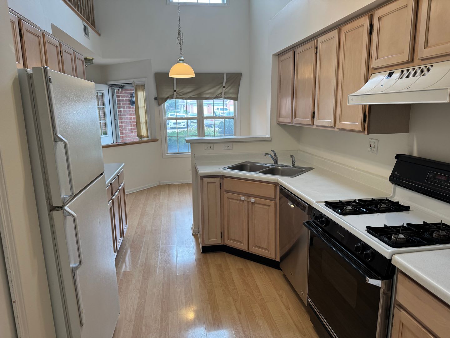Popular, Turnberry Manor 2BR, 2.5BA, 2-STORY, 1CGAR – photo 3