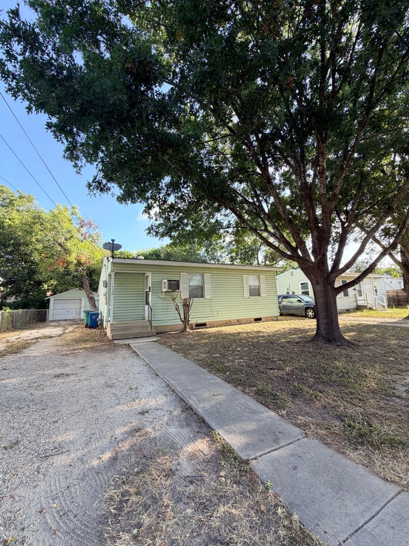 Harlandale 2 Bedroom 1 Bath Ready For Move In – photo 1