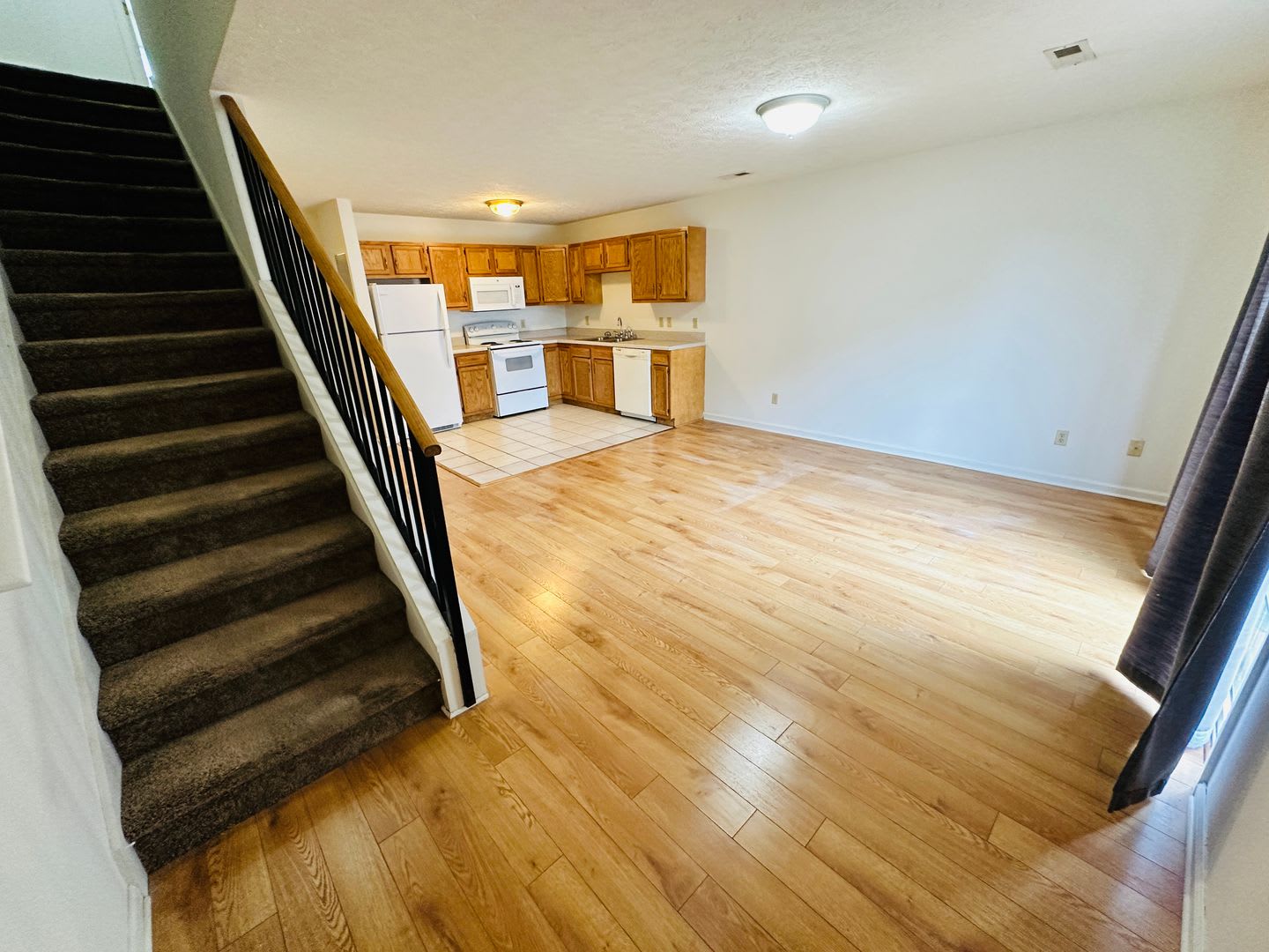 3 Bedroom 2.5 Bath Townhouse – photo 3