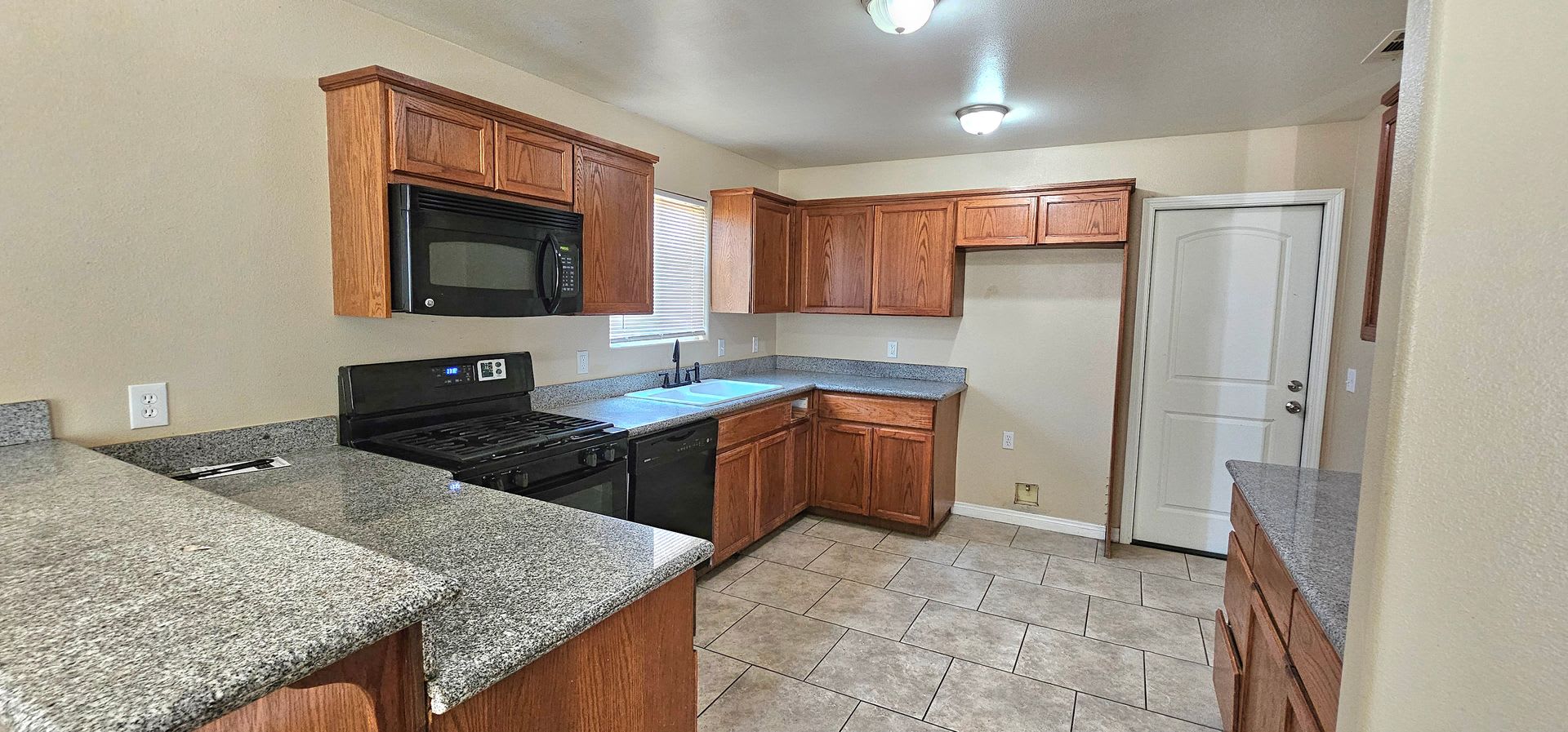 Spacious Single-Story Home with Central AC/Heat and Huge Backyard – photo 4