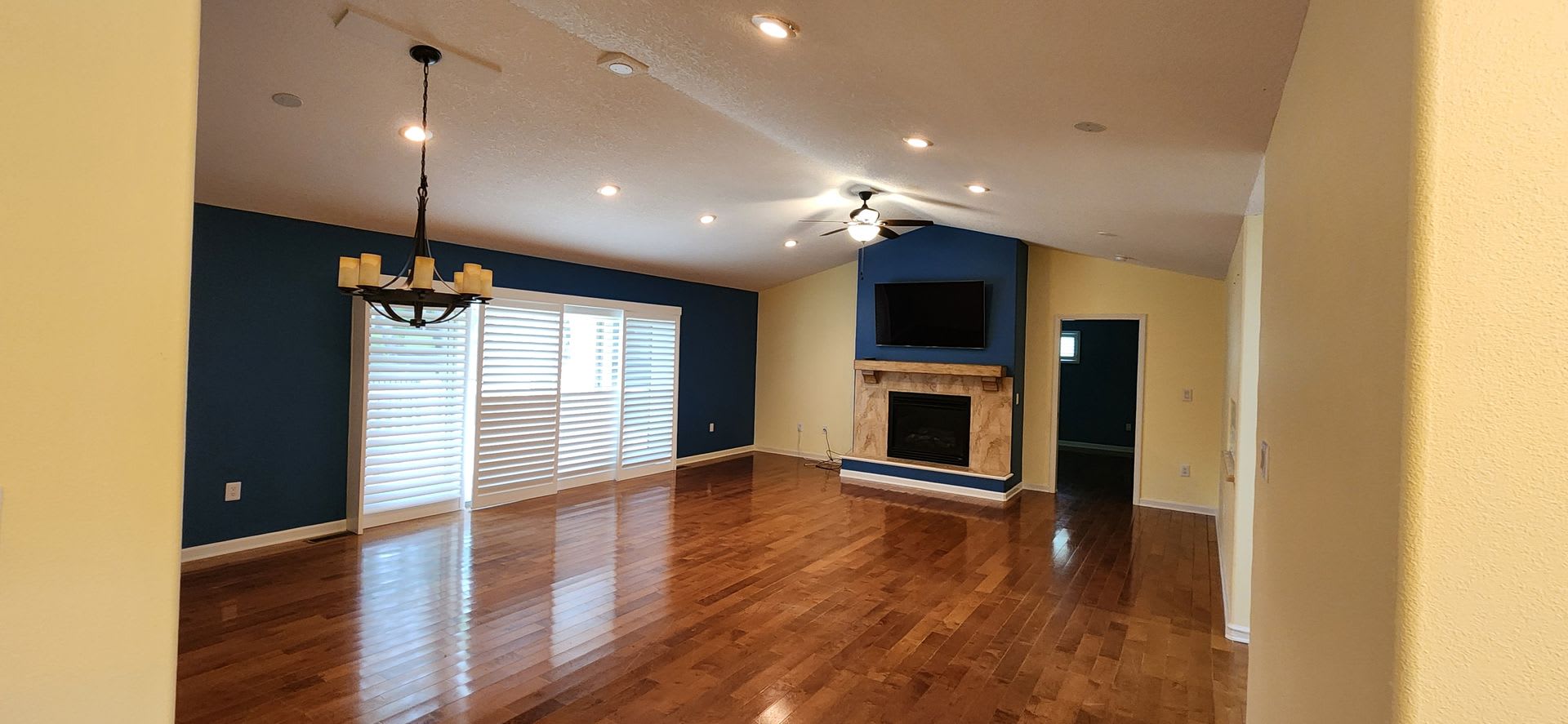 Spacious rental in desirable neighborhood with 3 full baths! Available from Now-March 27 – photo 5