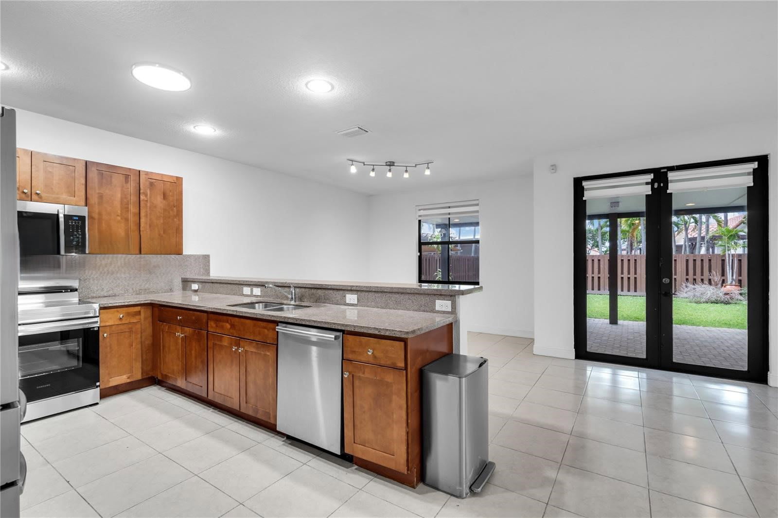 9925 Northwest 10th Street – photo 3