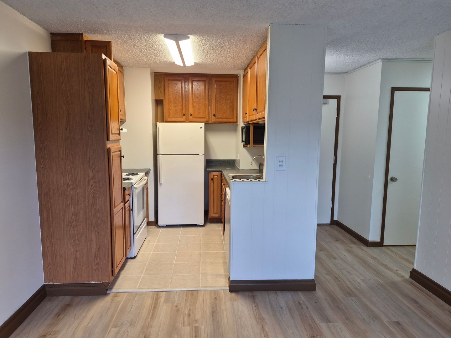 Centrally Located 2bd, 2bath, 1 pkg 870sqft unit $2700 – photo 4
