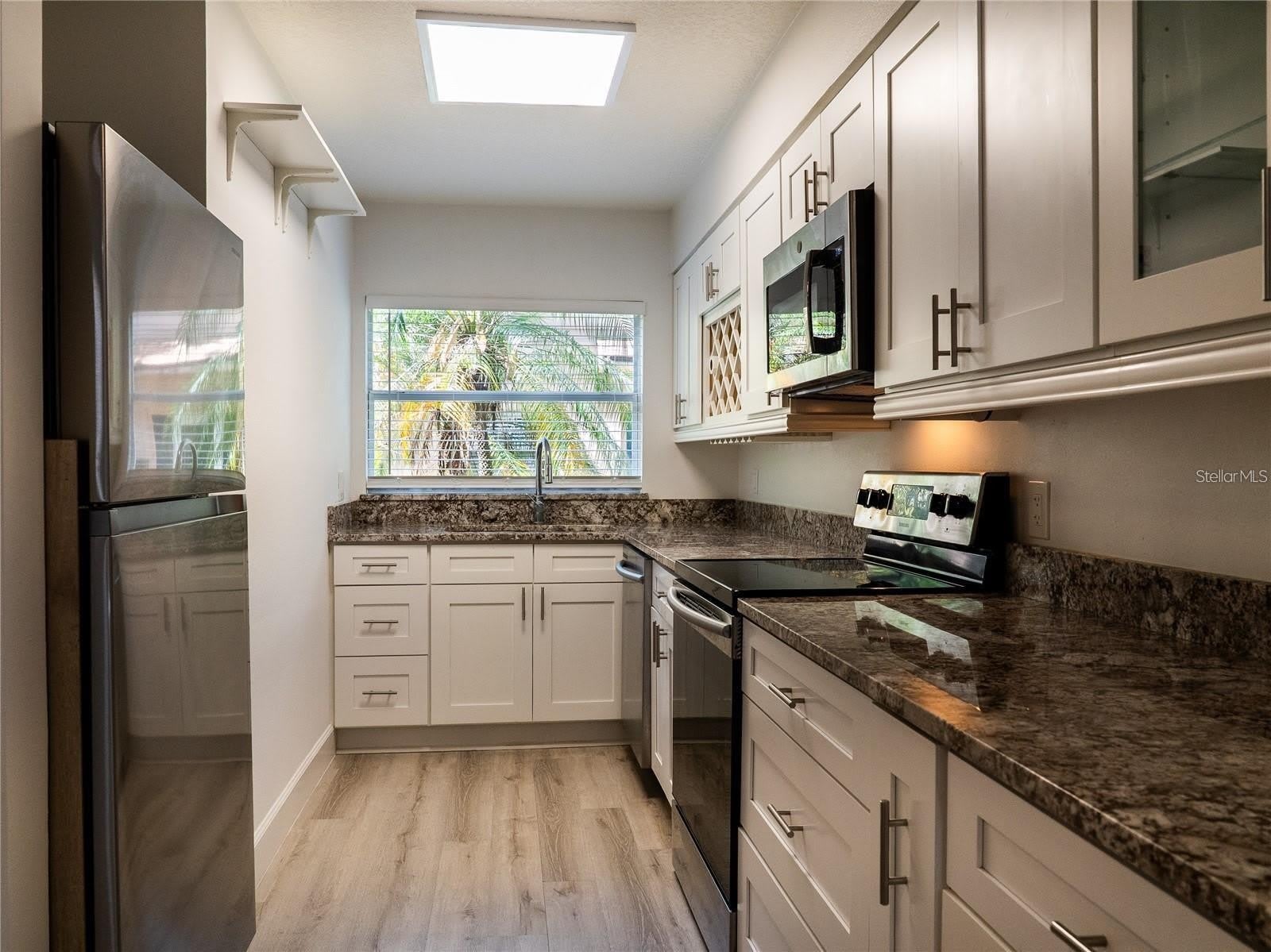517 S SUMMERLIN Avenue – photo 4