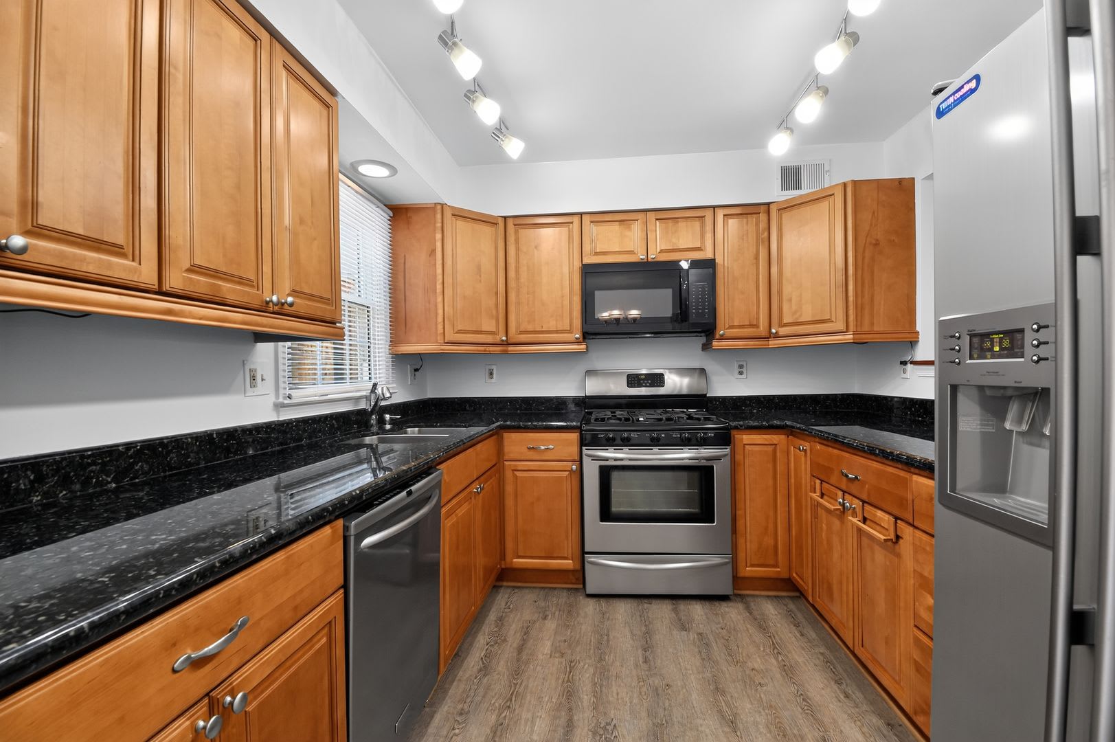 Welcome Home To This Light Filled Updated 4Bd 3 5Bth Brick Th Nestled In The Sought After Boniwood Plat – photo 2