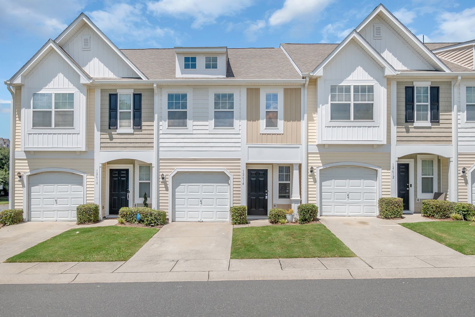 Stylish Townhome in Steele Creek Location – photo 3