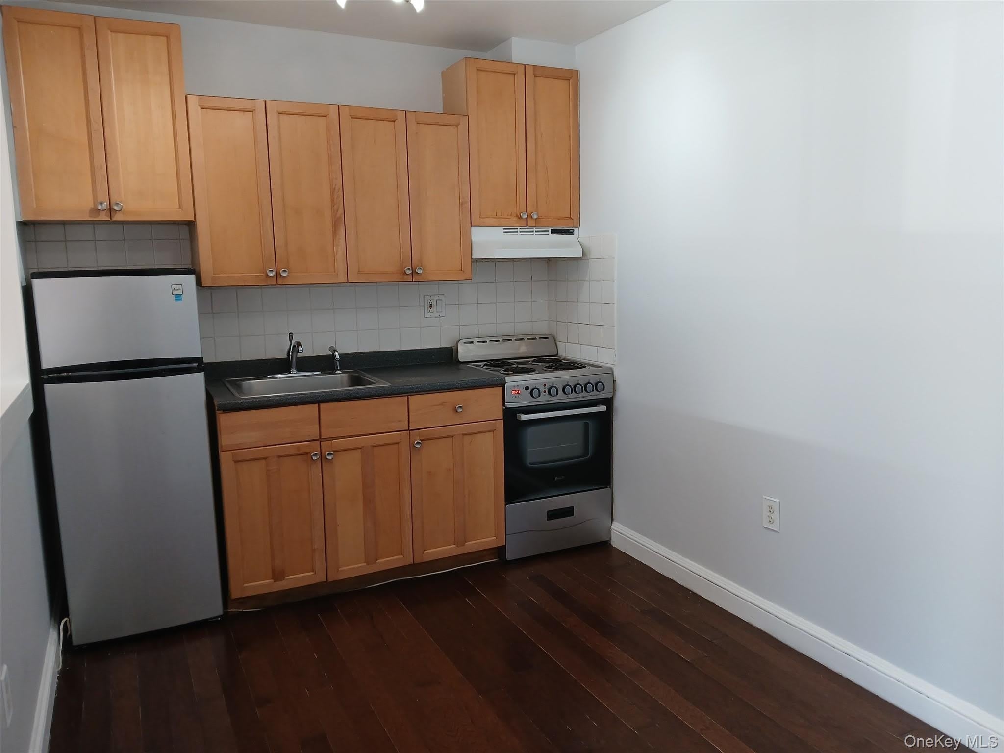 666 Willis Avenue – photo 4