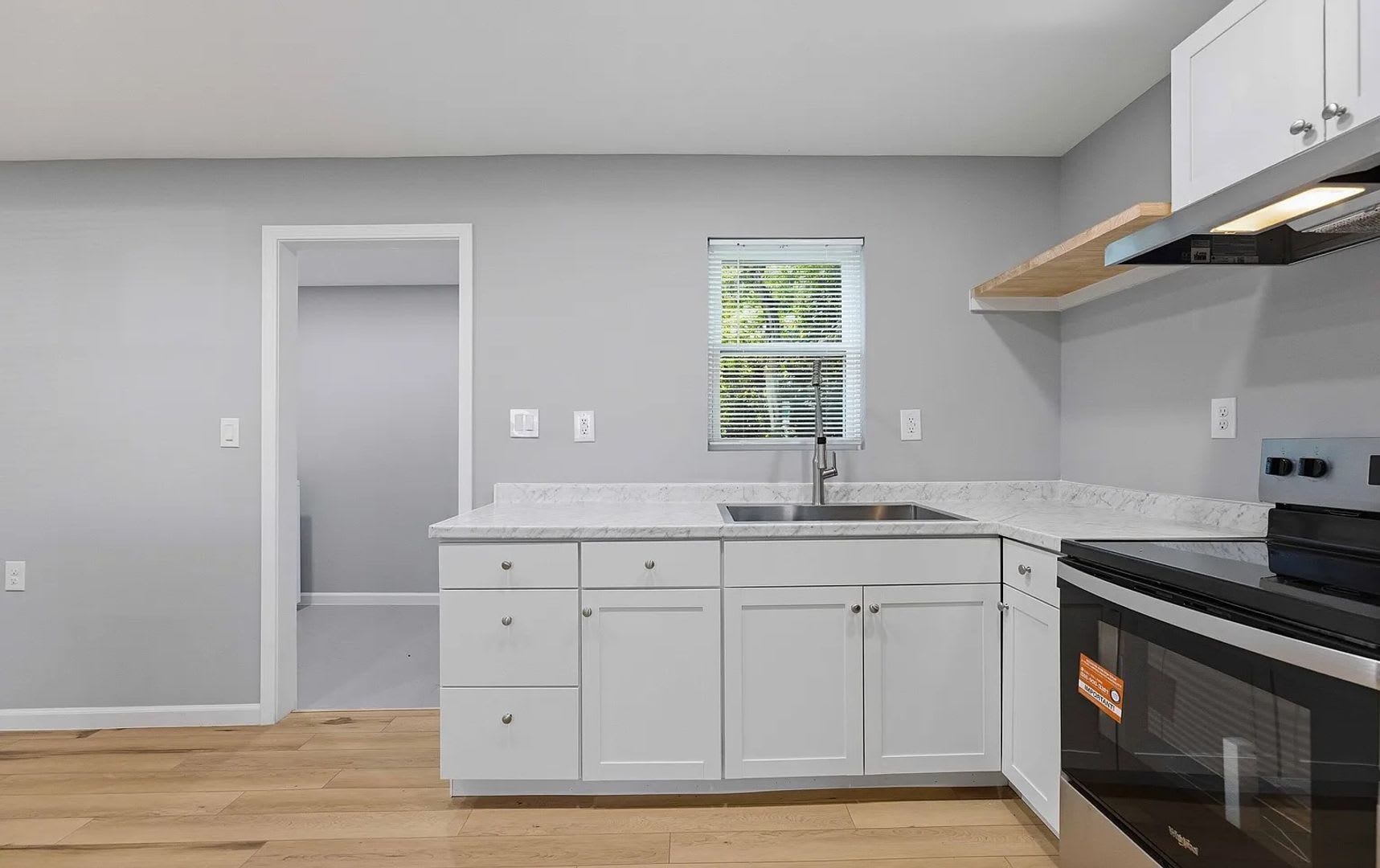 Ready for move in!! Beautifully renovated TWO Bedroom – photo 5