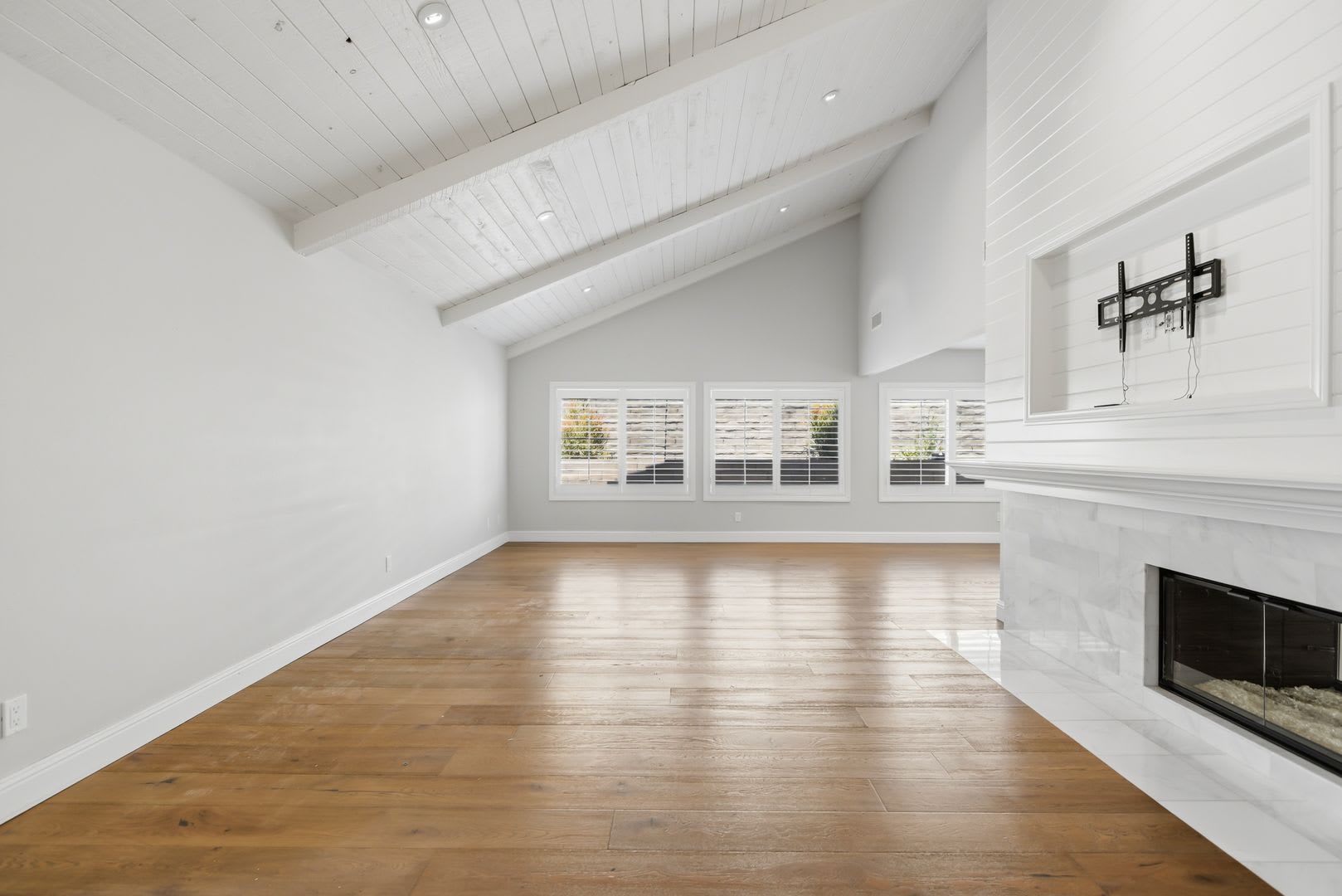 Fully Remodeled 4 Bed + 2.5 Bath Home in Desirable Westlake Hills! – photo 5