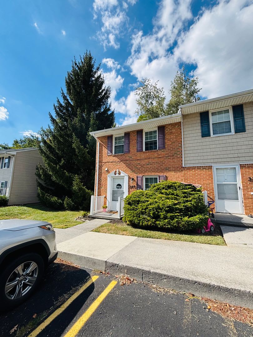 2 Bedroom, 1.5 Bath Townhouse – photo 3