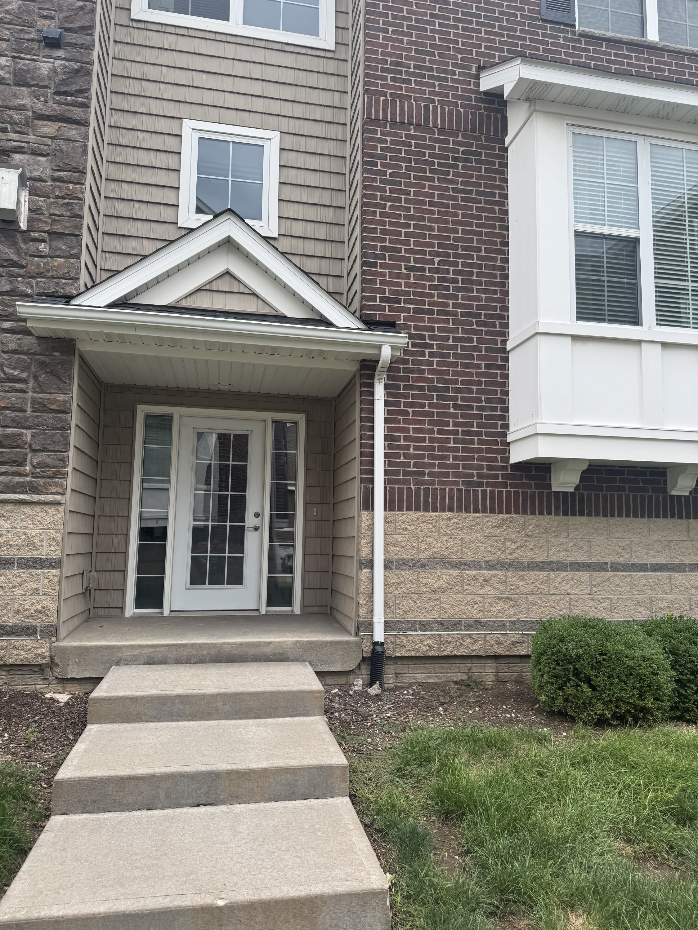 350 Clark DrUnit 3 – photo 2