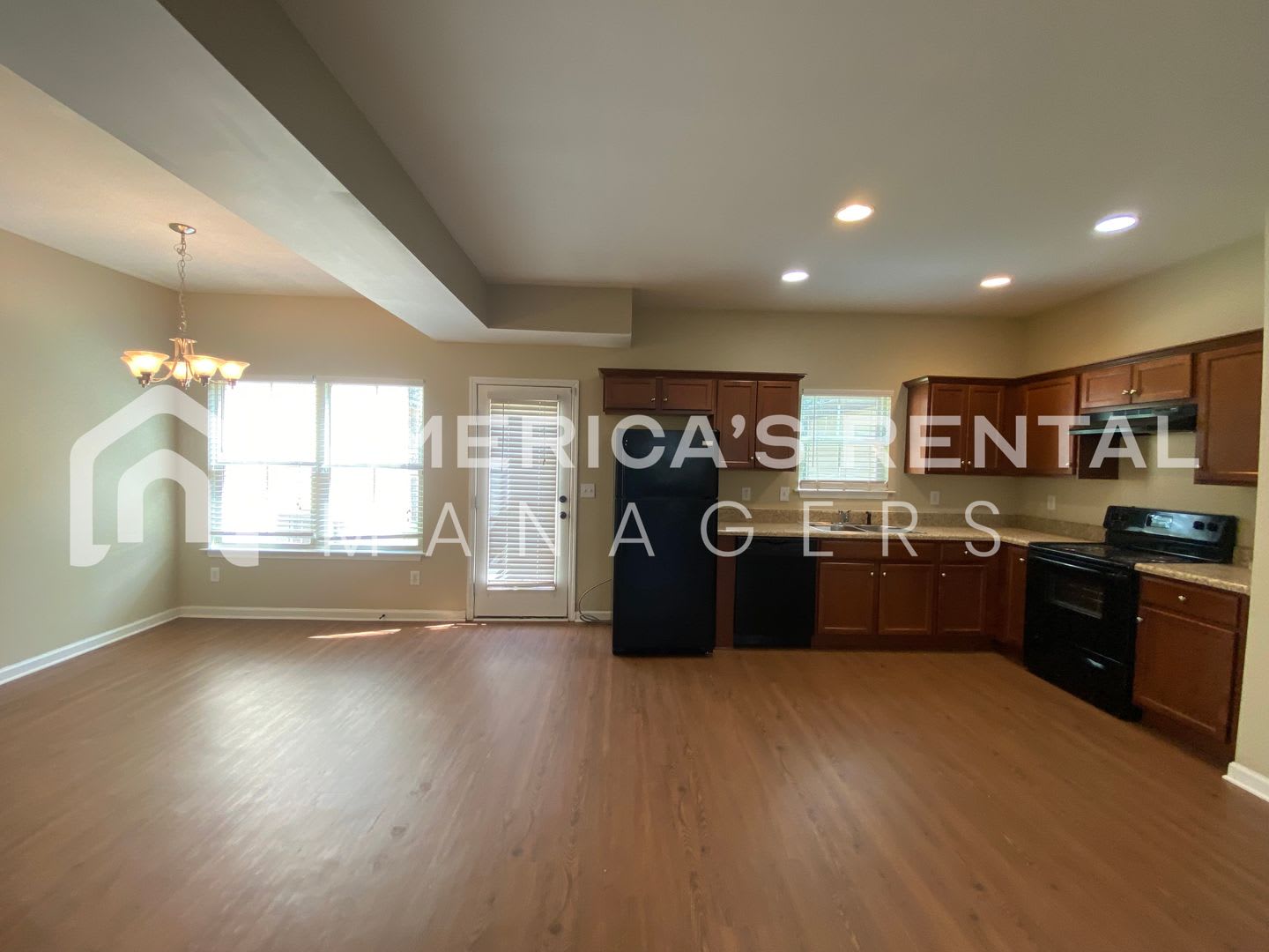 Move In Special Townhome Available In Calera Available To View Now Sign A 13 Month Lease By 8 31 26 To Receive Half Off One Month S Rent – photo 5