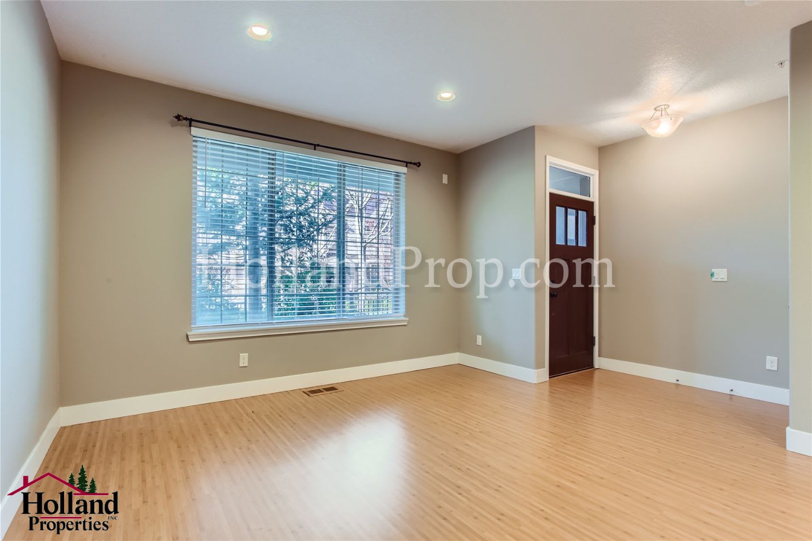 Elevated Two-Level Living with Modern Comfort &amp; Style – photo 5