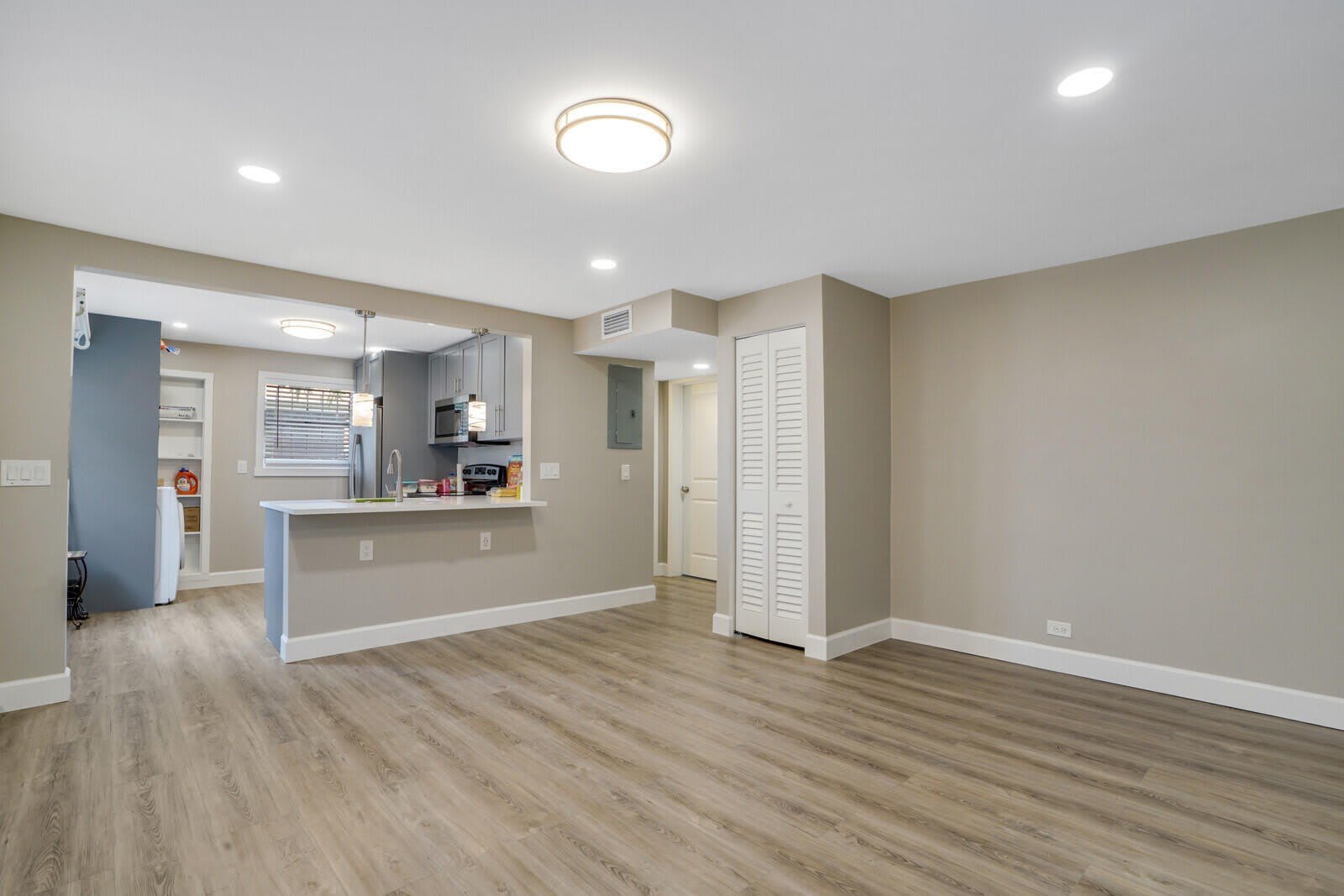 1225 W 10Th Street – photo 3