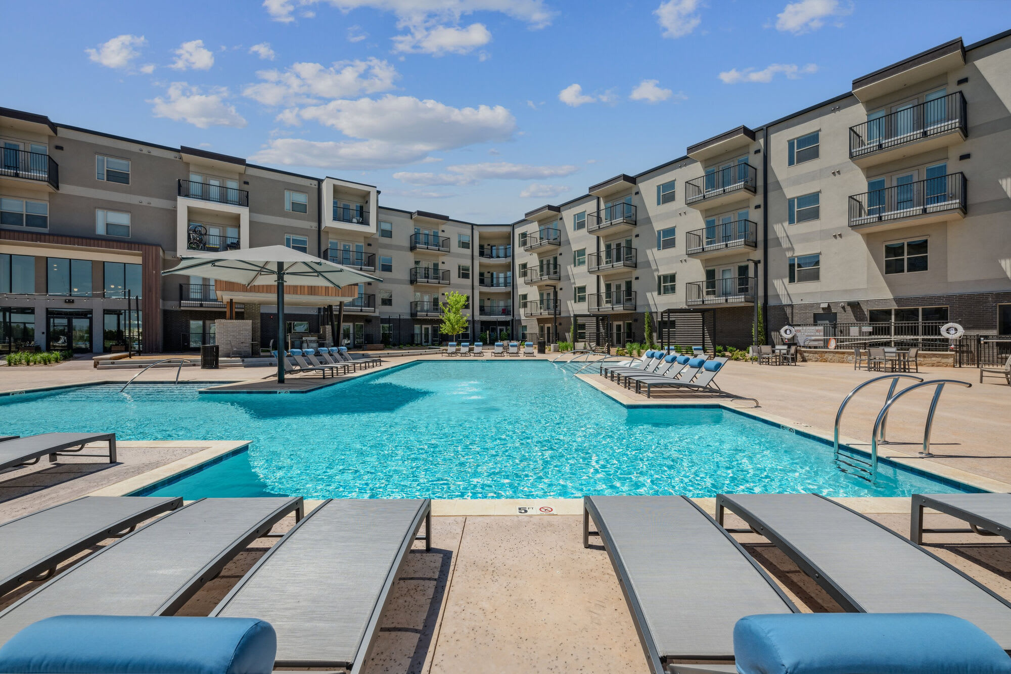 BroadVue Apartments – photo 2