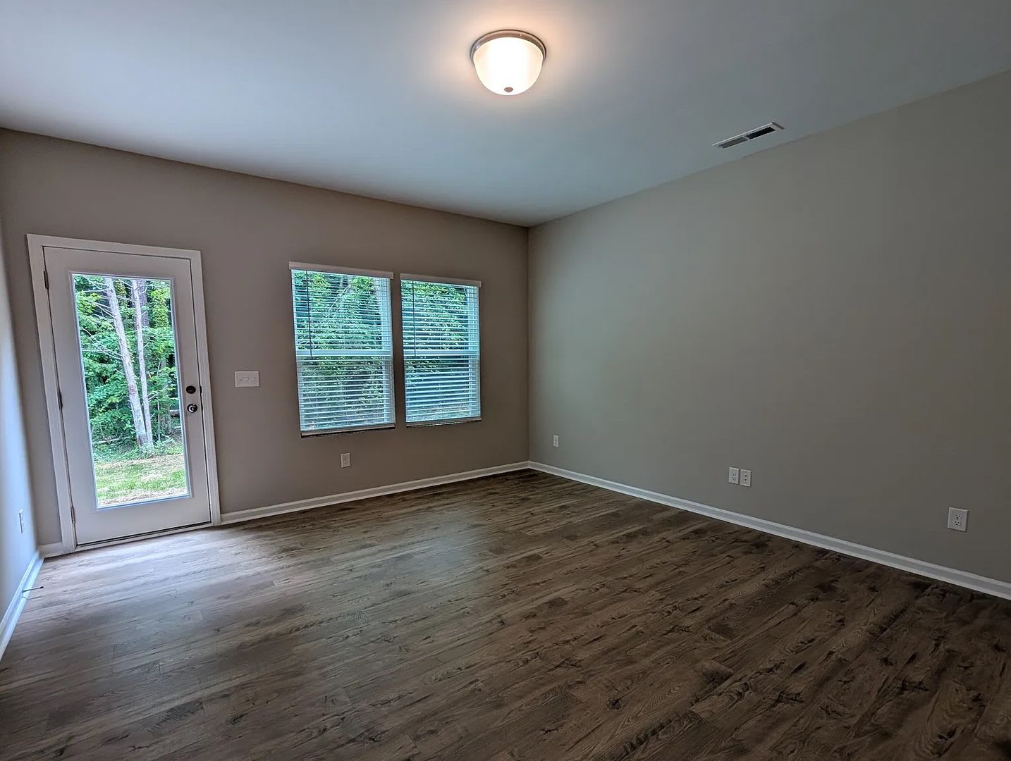 Room in 5 Bedroom Home at Reeves St – photo 3