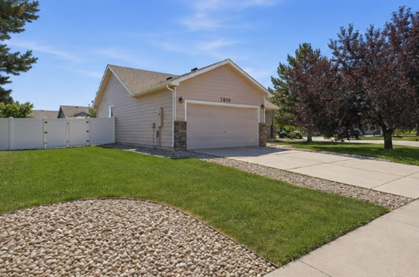 AVAILABLE NOW – 3 BD, 2 BA, 2 Car Garage – photo 2