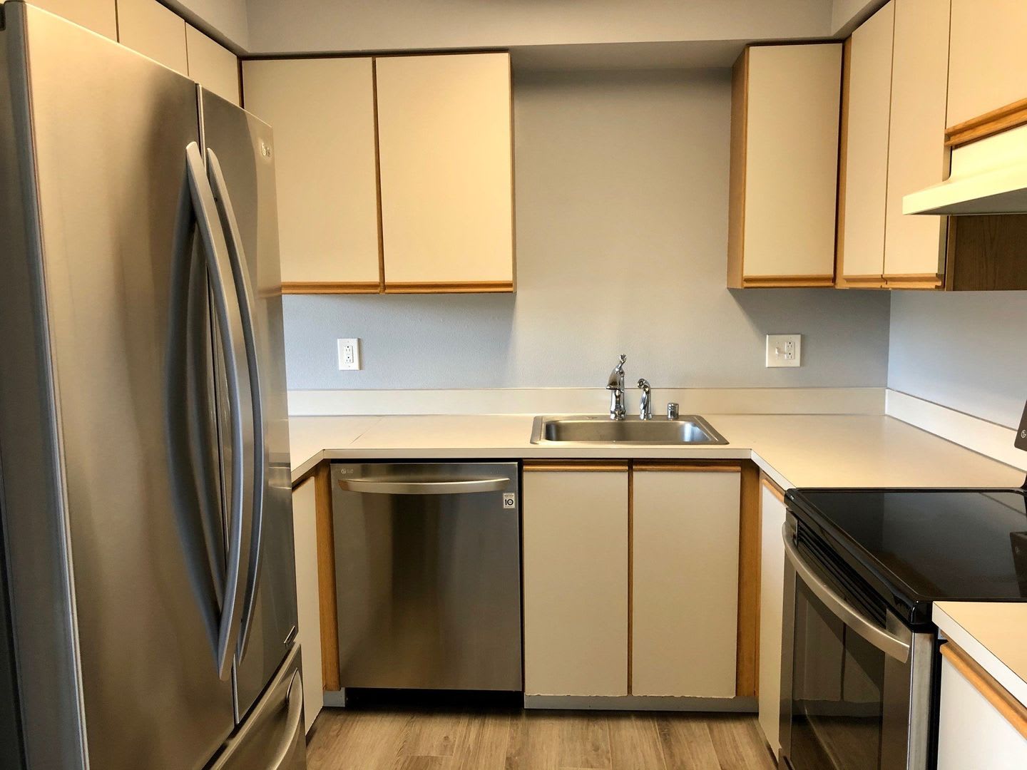 2 Bedroom 2 Bath Condo Overlooking a Greenbelt! – photo 5