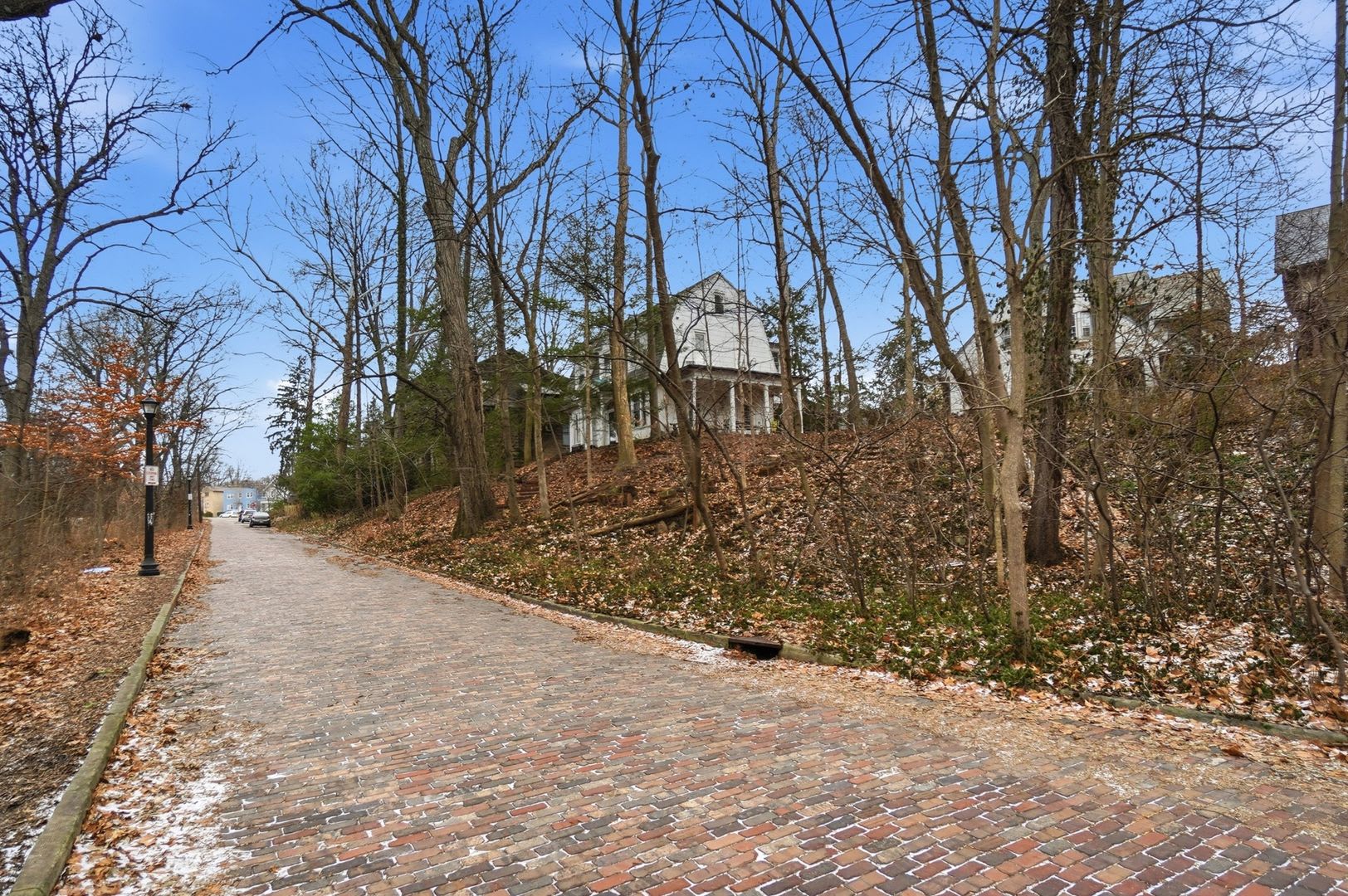 NEWLY RENOVATED Private House on iuka ave Ravine – Central Campus – Newly Renovated – photo 3
