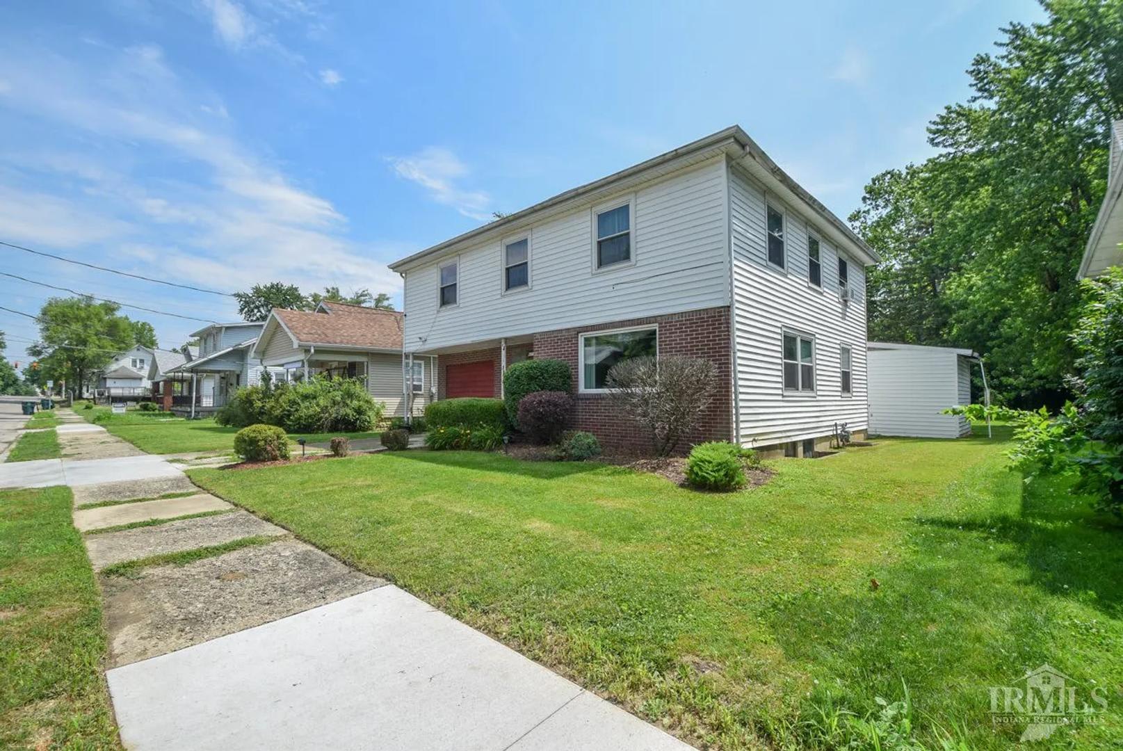 Spacious 5-bedroom, 3.5 near Ball State! Nice shed! Nice backyard! Off Street Parking! – photo 3