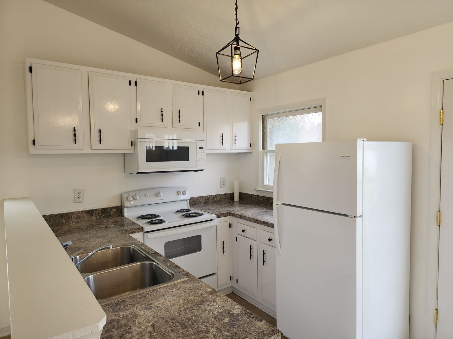 3 Bedroom 2 Full Bath Rancher On Quiet Cul de Sac! – photo 3