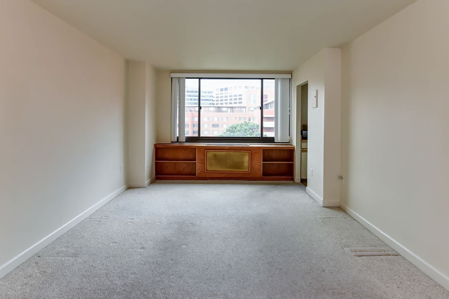 Spacious & Bright Studio at River Place East – photo 2