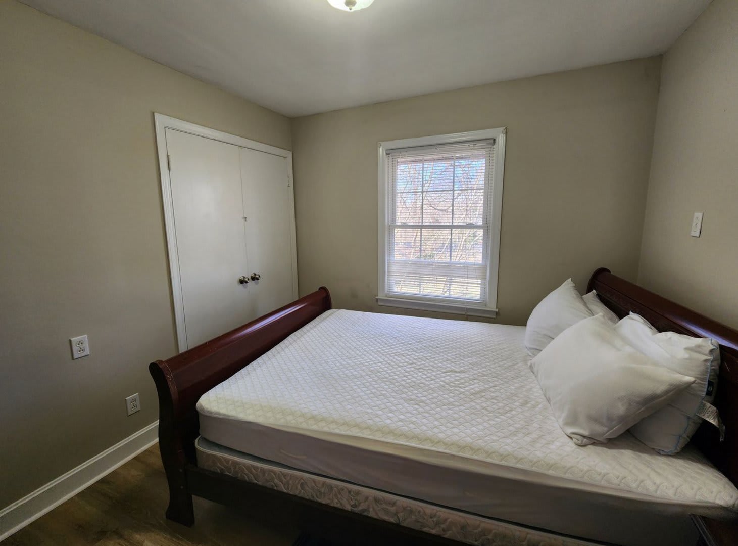 Room in 4 Bedroom Home at Edith Ave – photo 2