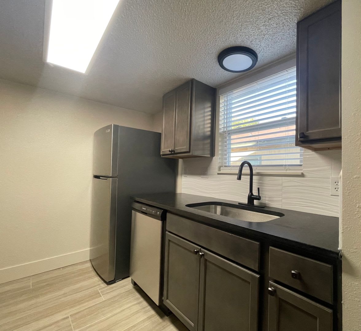 Location Location Location Beautifully Renovated In 2023 2 Bedroom 1 5 Bath 1 Car Garage With Garage Door Opener – photo 5
