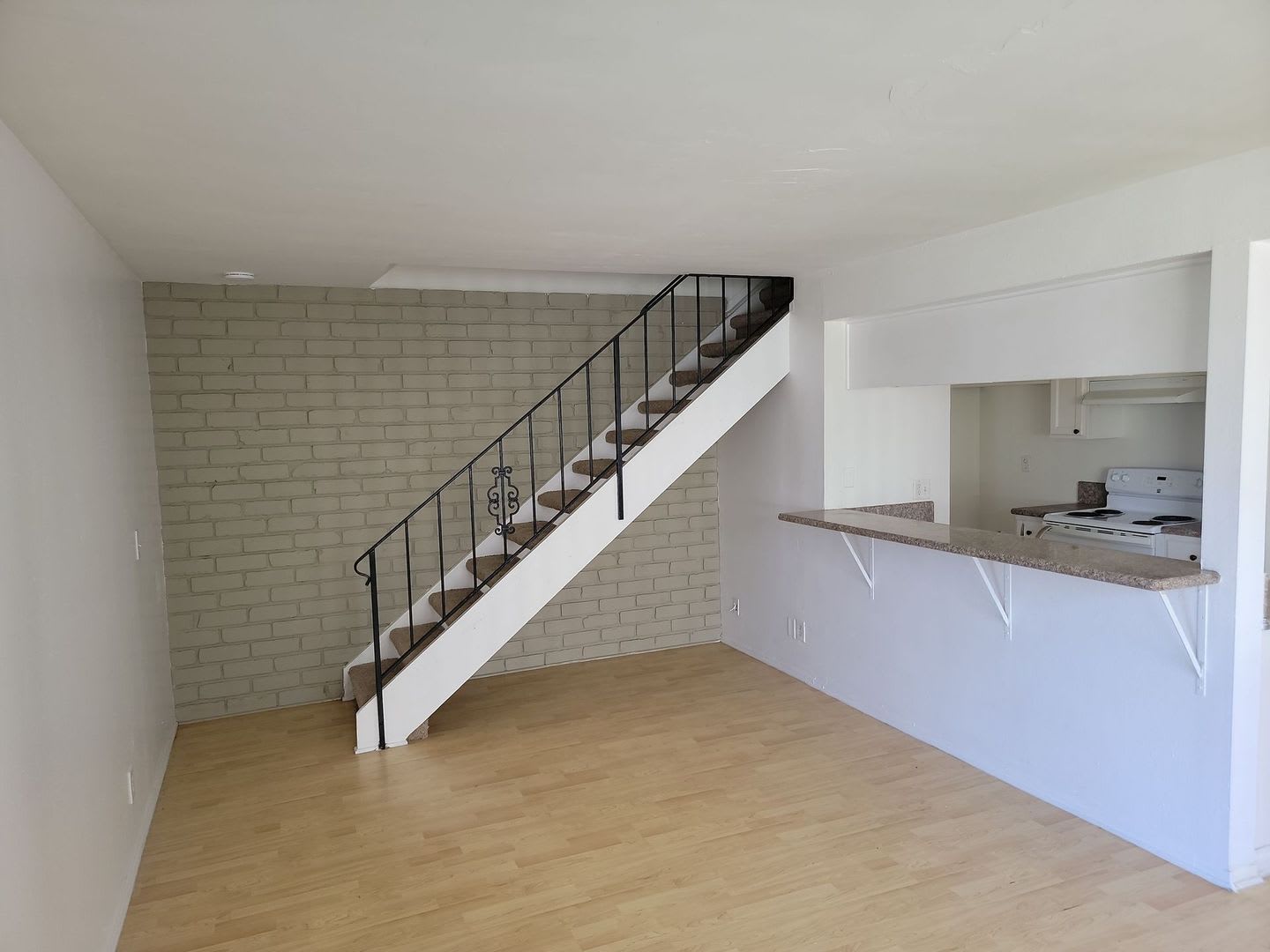 Nicely Upgraded 2 bedroom Townhouse – photo 5