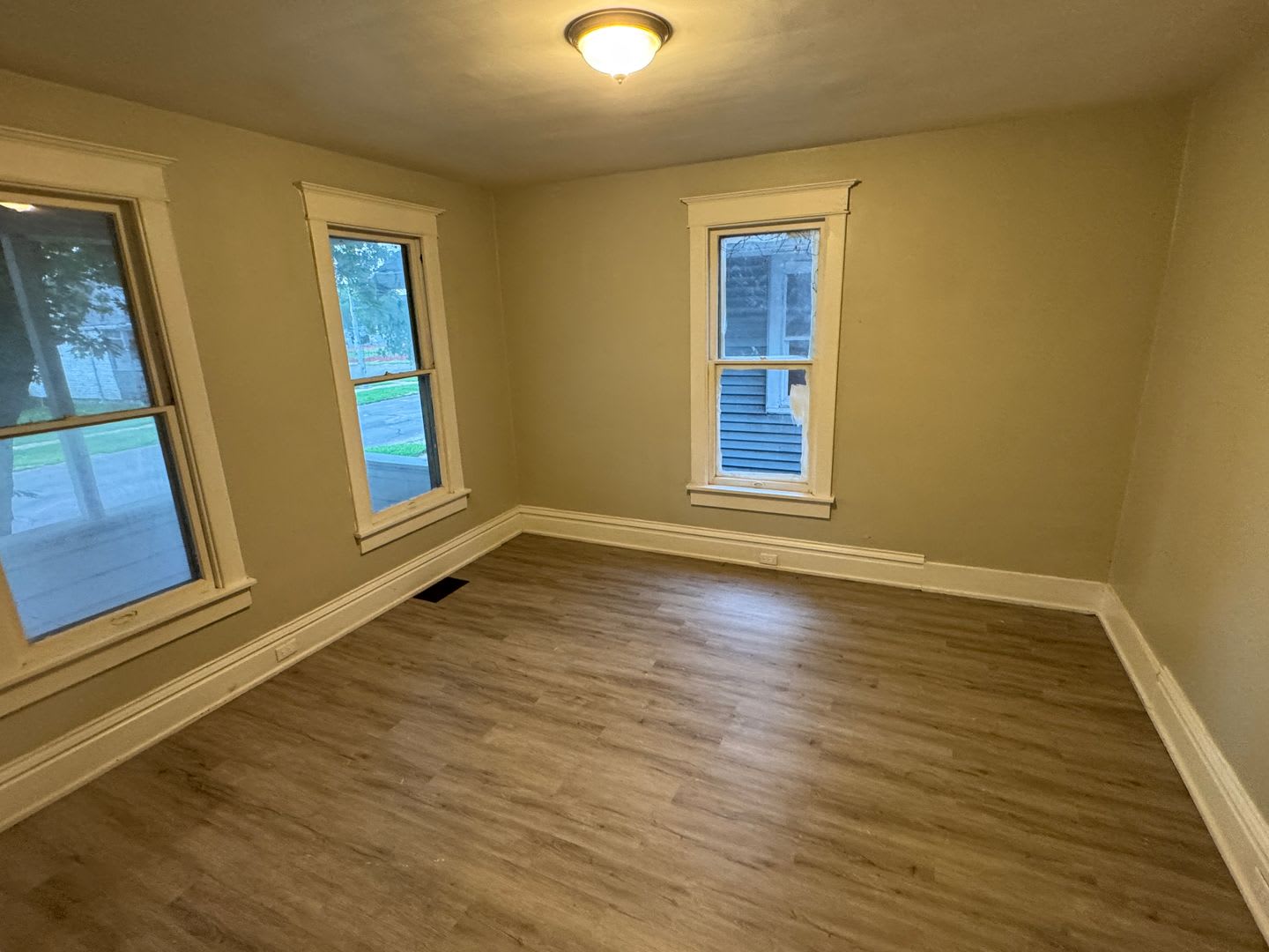 Spacious 4-Bedroom Single-Family Home in Peoria – 1,349 Sq Ft, Available Now – photo 5