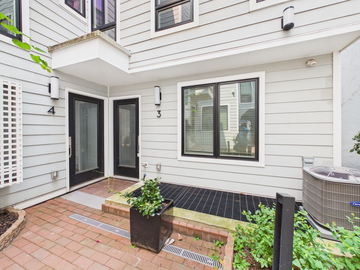 Exquisite Boutique Condo in the Heart of Queen Village – Luxury Living Awaits! – photo 3