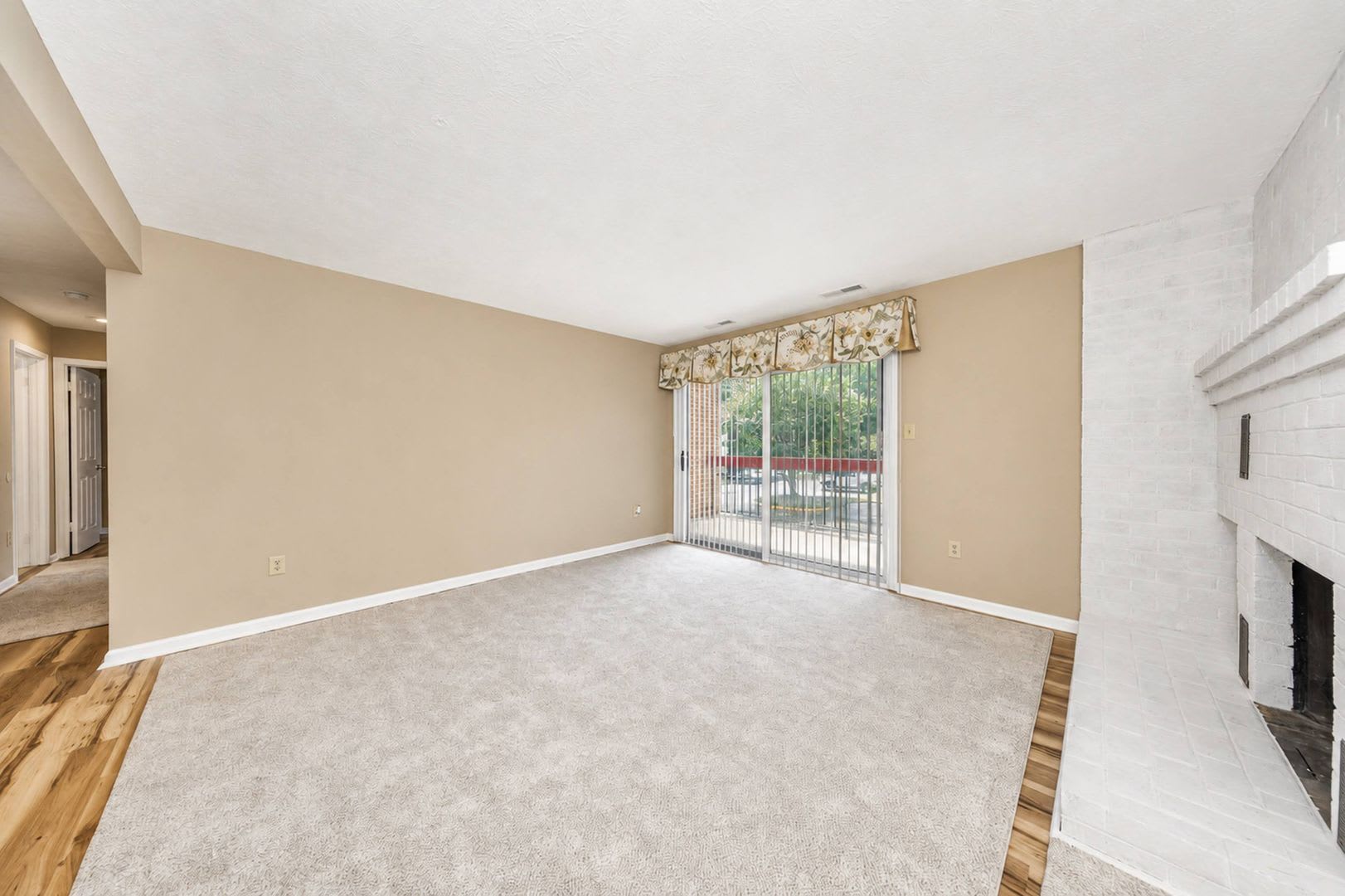 Beautiful 2 bed condo Near Newtown – photo 2