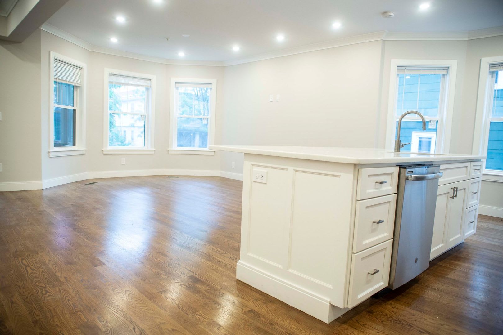 Charming 4 Bedroom-No Broker Fee – photo 3