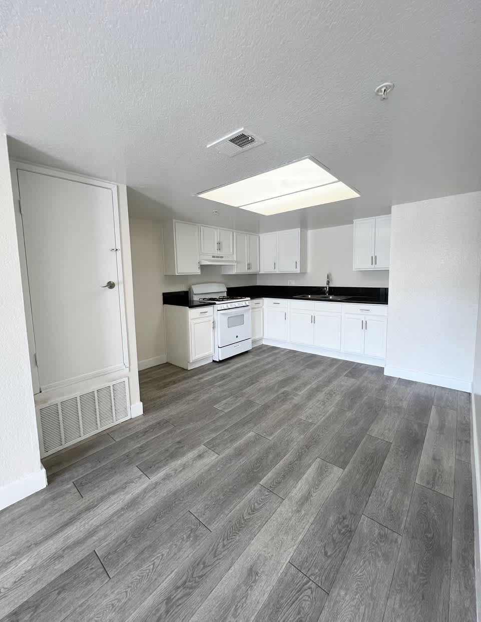 Park Tower Apartments – photo 4
