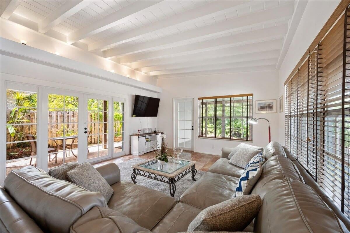 2201 N Lakeside Drive – photo 4