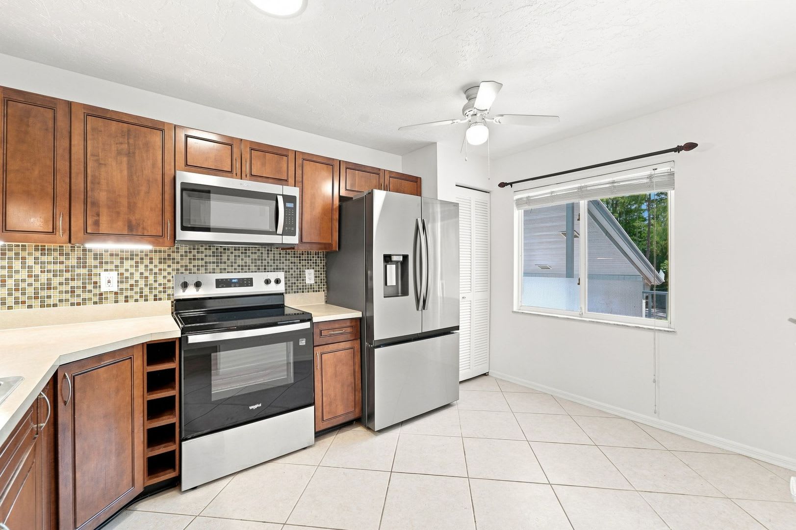 2 bedroom, 2 bath in Woodmere Racquet Club – photo 4
