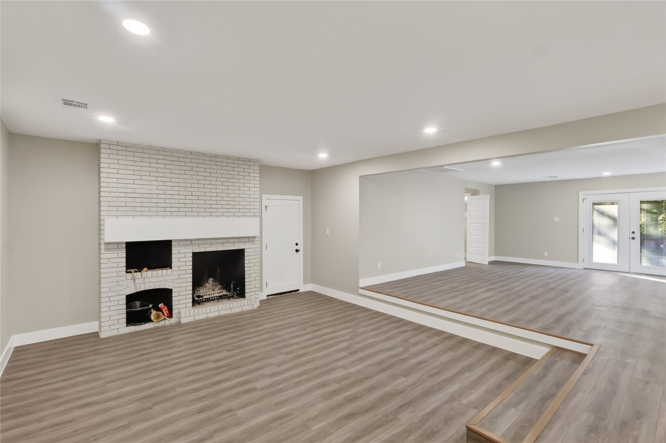 209 W 9th Street – photo 2