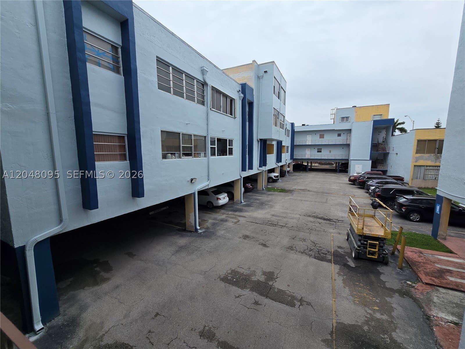 1555 W 44th Pl – photo 1