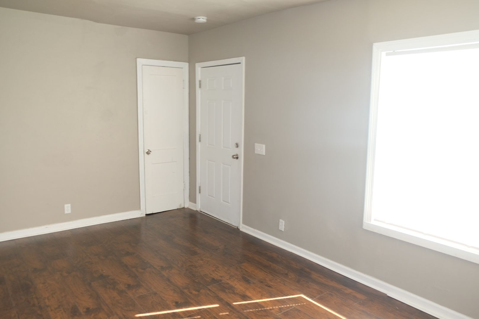 BEAUTIFUL HOME WITH 2 CAR GARAGE LOCATED IN QUIET NEIGHBORHOOD! – photo 4