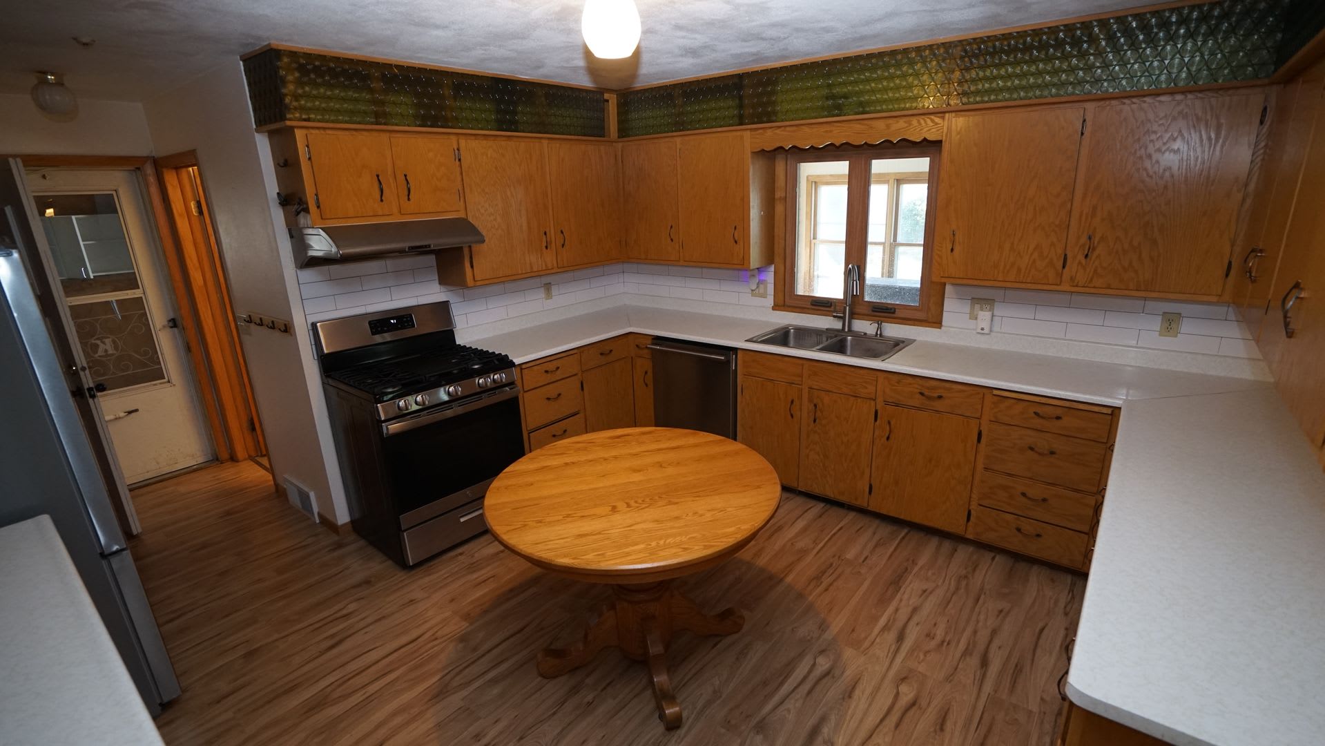 Spacious East Side 4 Bedroom Home with a $500 Move-In Credit! – photo 4