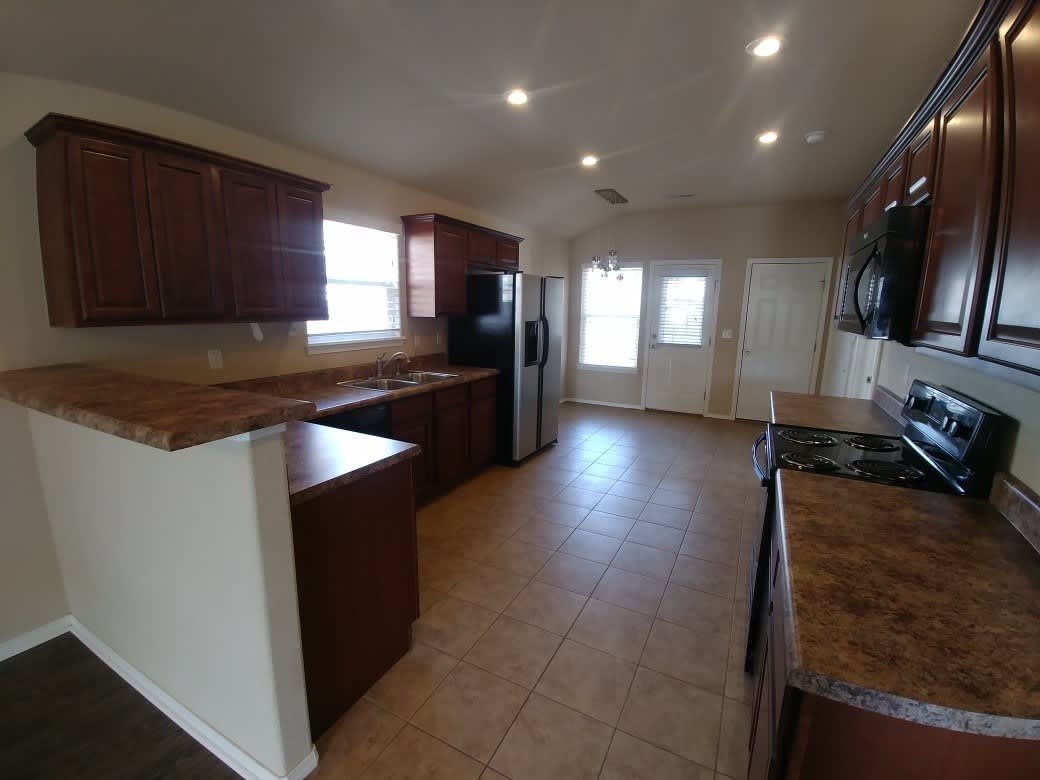Great 3 Bedroom home in Fayetteville! Convenient to UofA and I-49! – photo 3