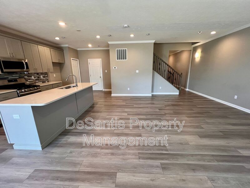 2105 Canterbury Drive – photo 3