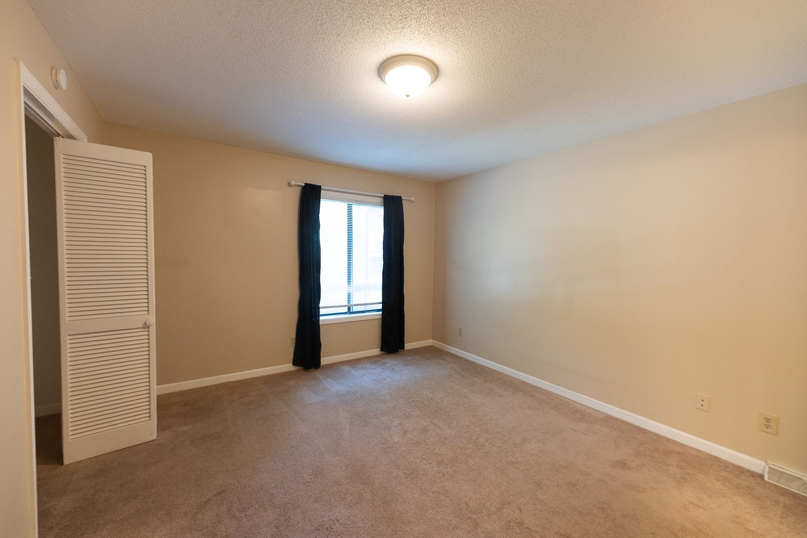 Charming 2 BD, 2.5 BA Townhome w/ a Community Pool in a Prime Winston Location – photo 5