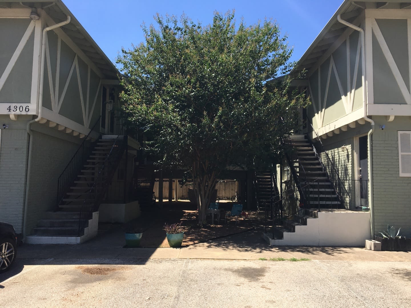 AVAILABLE: 2 BR-1 BA Hyde Park Condo / Laminate Wood Floors / Close to UT and Downtown – photo 1