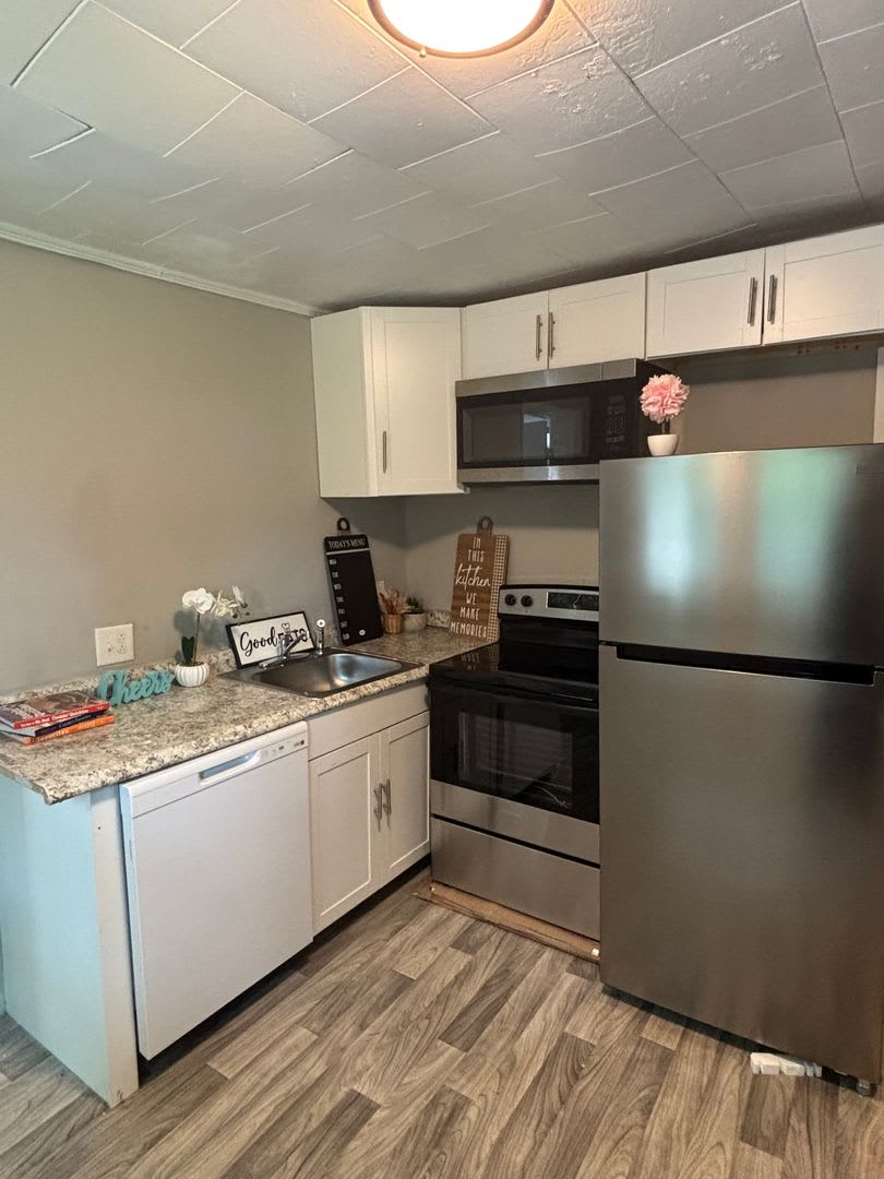 Spacious 3-Bed Home $1300 – photo 2
