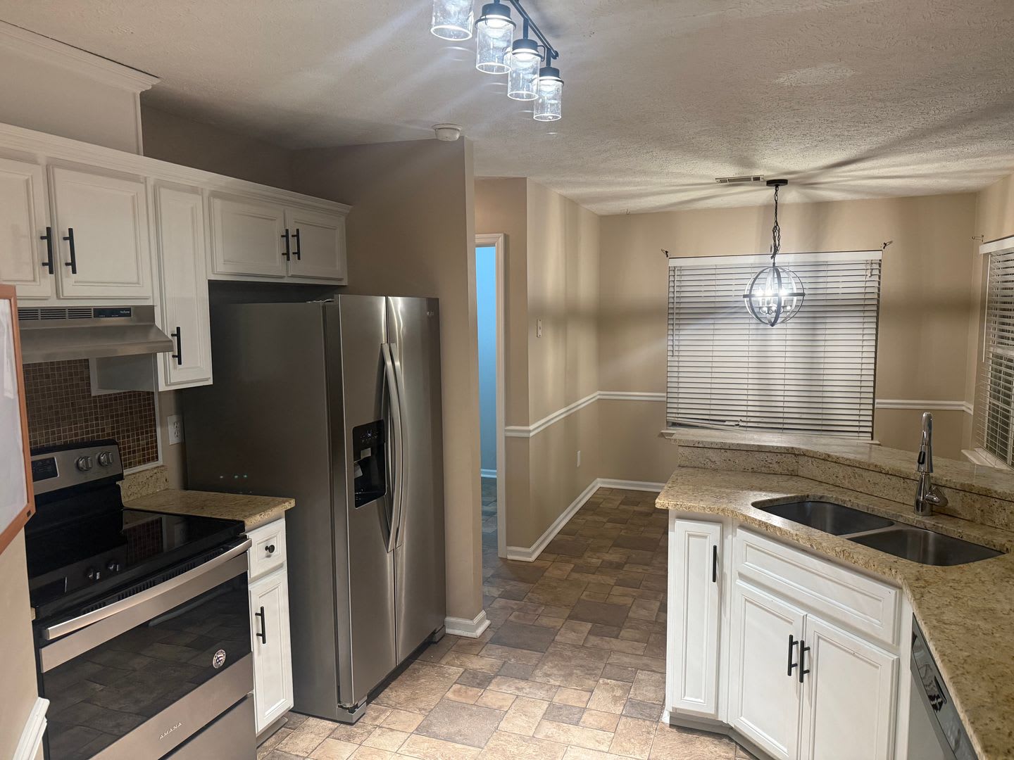 Closest 3bed/2bath to gate 2 available with Fenced in yard. – photo 4