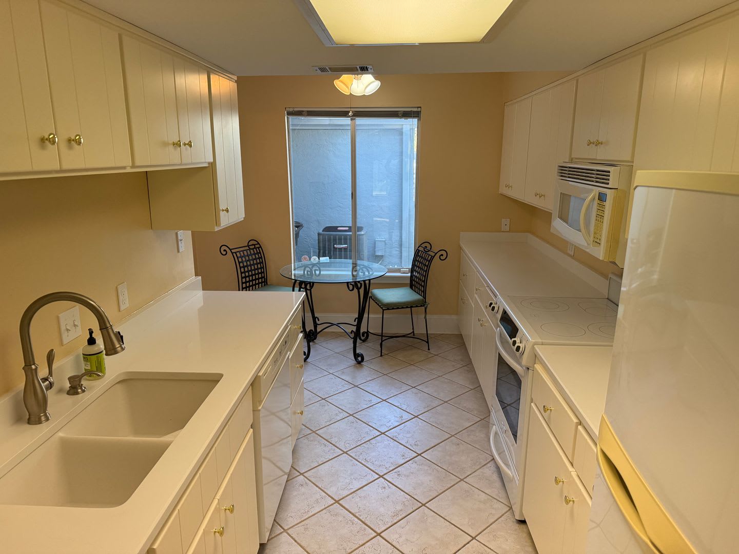 Townhome Off The Parkway With 2 Car Garage – photo 4