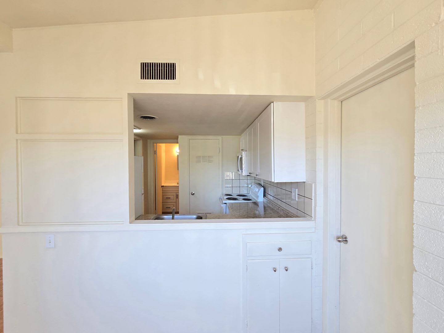 Great Location! 1 bed 1 bath – photo 2