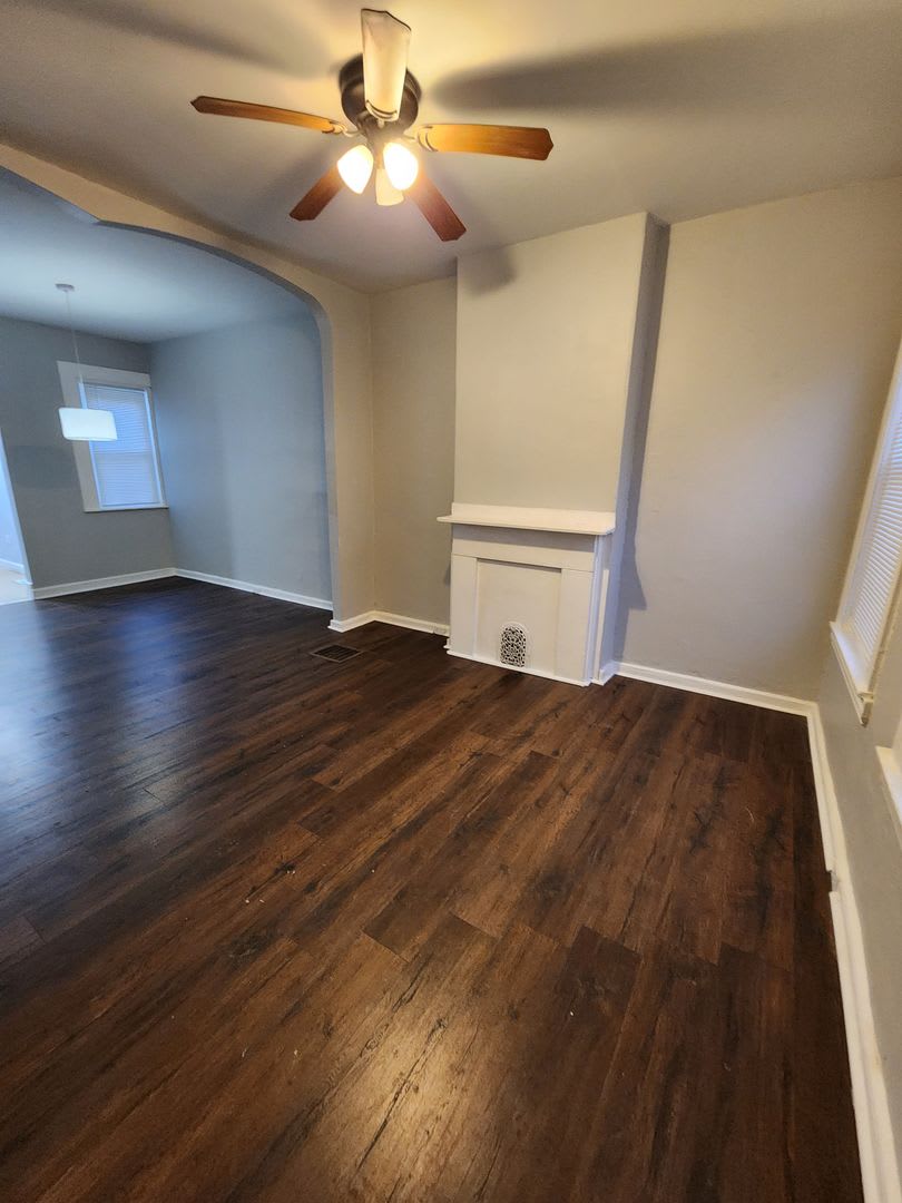 Beautifully Renovated PHA Voucher Accepted Property – photo 2